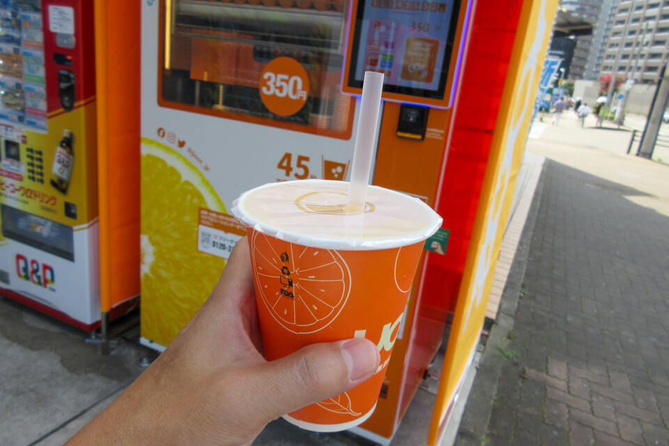大曽根駅近くで発見！ランナー必見の「生搾りオレンジジュース自販機