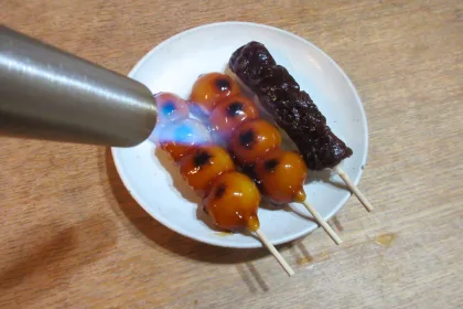 串だんご、炎で進化！Iwataniアウトドアトーチバーナーで「あぶりスイーツ」